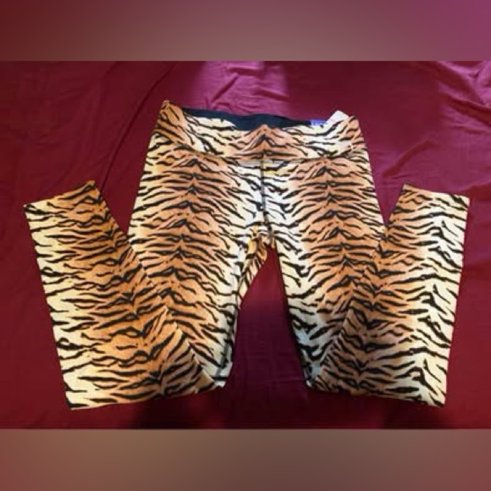 BNWT PINK VICTORIA SECRET ULTIMATE YOGA TIGER LEGGINGS